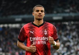 意媒：纽卡斯尔也对米兰后卫佳夫感兴趣，科莫面临新的竞争